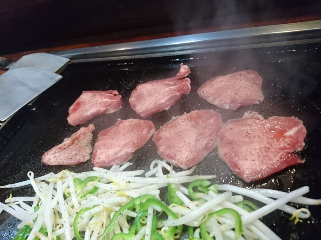 仙川「蓮花亭」鉄板で焼かれる牛タンと野菜