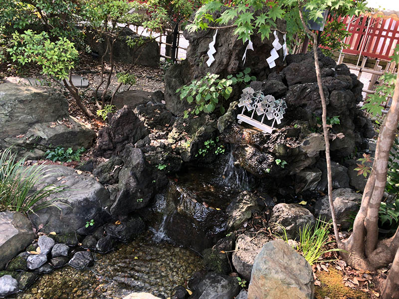 「水神社 松尾神社」手前の小川