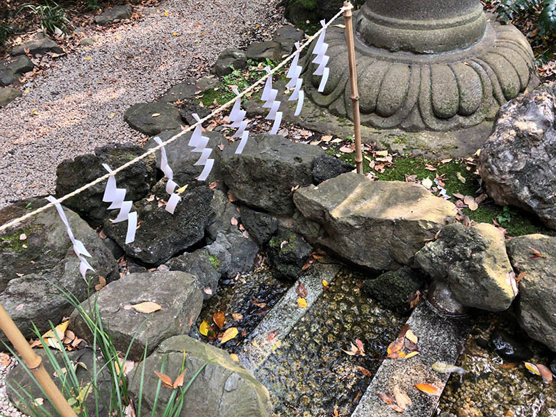 「水神社　松尾神社」手前の小川の下流
